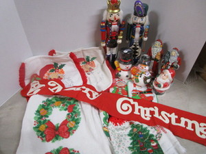 lot 194 image: Banner, Nutcrackers, Seat Covers Candles