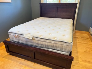 lot 29 image: ML - Beautiful Queen Wooden Bed Frame with Headboard, Footboard