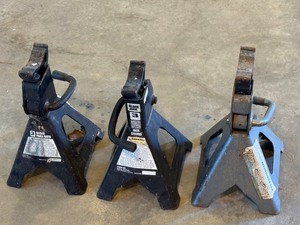 lot 42 image: G - Set of 3 Black Jack 3-Ton Jack Stands