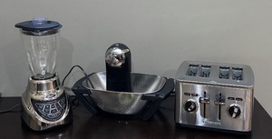 lot 81 image: K - 3-Piece Small Kitchen Appliance Set Cuisinart 4-Slice Toaster, Oster Blender, Colander and Can Opener