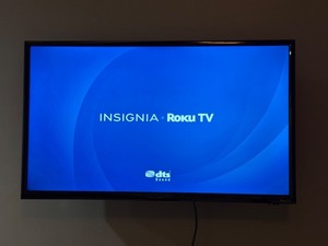 lot 91 image: UL - Insignia Roku TV 31 Inch with Remote