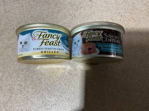 lot 241 image: LOT OF 21 Fancy Feast Miscellaneous Cat Food