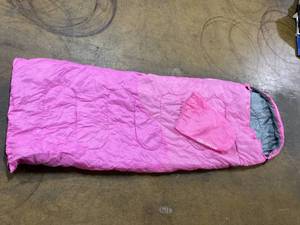 lot 116 image: Pink Sleeping Bag 3&4 Season