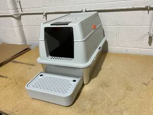 lot 127 image: Stainless Steel Litter Box, Enclosed Cat Litter Tray High Side Anti Splash Metal Cat Litter Box with Scoop and Foot Pedal, 24 X 15.7 X 15in, for Large CatsPets