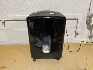 lot 147 image: Bonsaii C222-a 20-Sheet Cross-Cut High-Security P-4 Shredder