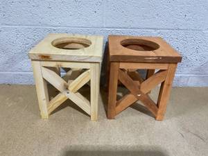 lot 251 image: LOT OF 2 Raised Dog Bowl Stands