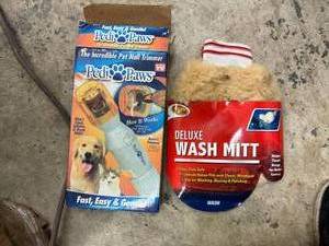 lot 29 image: Pedi Paws & Wash Mit