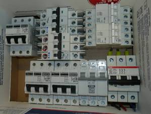 lot 19 image: Box of Nine 3-pole contactors 15-30Amp