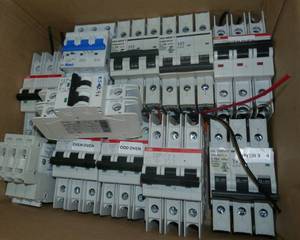 lot 21 image: Box of Eleven 3-pole contactors 10Amp
