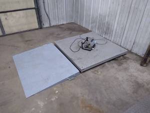 10,000 lb capacity floor scale with readout
