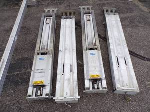 lot 1 image: Hewitt Electric Pontoon Legs