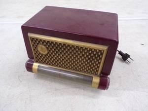 lot 21 image: Vintage Emerson Radio