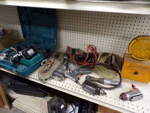 lot 24 image: Air Tools Makita 18v Cordless Drill and Driver, Ratchet Straps, Drills