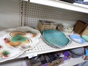 lot 28 image: Vintage 1959 Lane and Co. Nan Nuys Turkey Patter, Roseville Pottery, Fire King and Vintage Hall