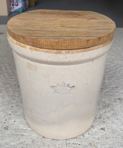lot 48 image: Vinatge 6 Gallon Western Stoneware Crock w Lid