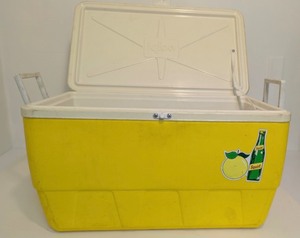 lot 70 image: Vintage Yellow IGLOO Squirt Picnic Camping Cooler