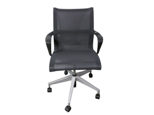 lot 39 image: Herman Miller Setu Chair