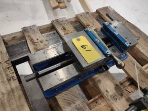 lot 61 image: Kurt DX6 6 Crossover Machine Vise ...