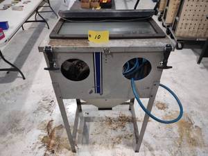 lot 10 image: Skat Blast Sand Blasting Cabinet wi...