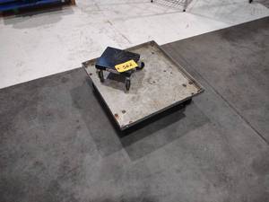 lot 562 image: (2) Carts...