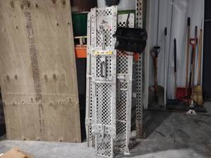 lot 581 image: Rubbermaid Closet Shelf Templates...