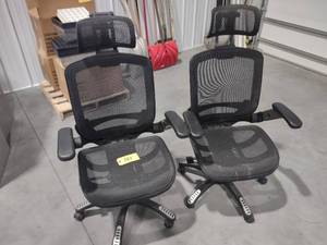 lot 588 image: (2) Office Chairs...