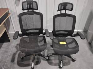 lot 589 image: (2) Office Chairs...