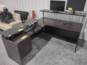 lot 590 image: Office Desk, 65x77...