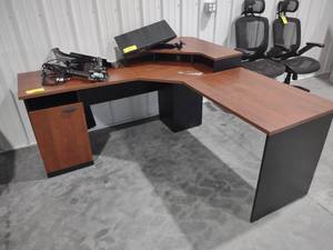 lot 591 image: Office Desk, 70x70...