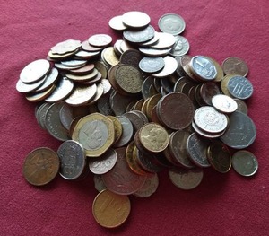 lot 31 image: 1-12 lbs Foreign Coins