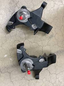 lot 16 image: Pair of 4-Inch Lift Spindles for 1988-1991 Chevrolet 2WD 6 Lug C1500 C2500