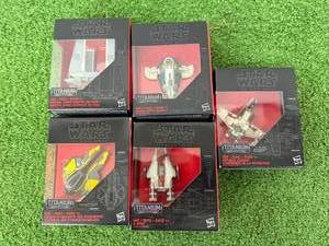 lot 28 image: Star Wars The Black Series Titanium Series