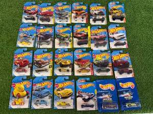 lot 68 image: 24 Hot Wheels