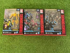 lot 95 image: Transformers Studio Series Offroad Bumblebee, Chromia & Hot Rod