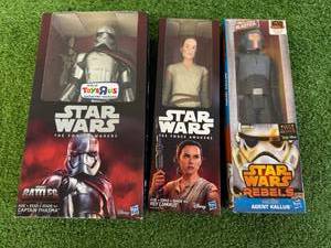lot 99 image: Star Wars 12 Figures
