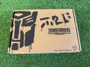 lot 106 image: Transformers War For Cybertron Deluxe Class Smokescreen in Sealed Box