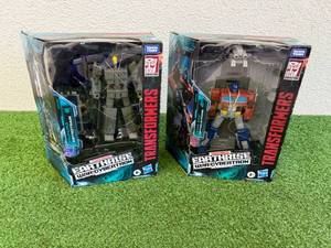lot 120 image: Transformers Earthrise Optimus Prime & Astrotrain