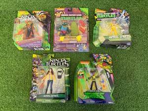 lot 138 image: TMNT Figures