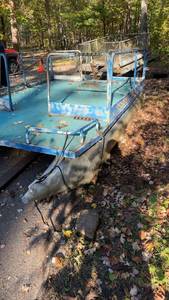 lot 336 image: Used Pontoon Boat with trailer for parts
