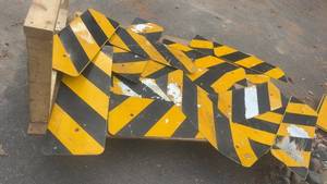 lot 391 image: Lot of Used Yellow and Black Reflective Chevron Traffic Signs