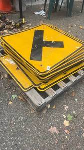 lot 399 image: Pallet of Used Yellow Traffic Roadway Signs
