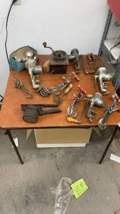 lot 904 image: Collection of Vintage Kitchen Hand Tools and Grinders