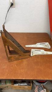 lot 916 image: Set of 4 Heavy Duty Metal Shelf Brackets Assorted Styles