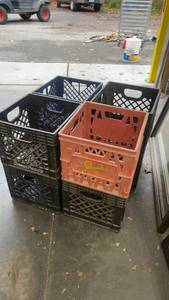 lot 928 image: Set of 4 Plastic Milk Crates Assorted Colors