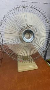 lot 1782 image: Vintage Oscillating Table Fan with Metal Grill