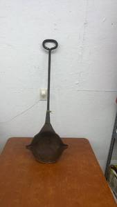 lot 1785 image: Vintage Cast Iron Ladle with Long Handle