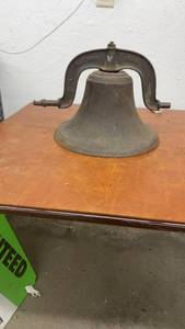 lot 1822 image: Antique 1886 C.S. Bell & Co. No. 1 Yoke Cast Iron School or Farm Bell