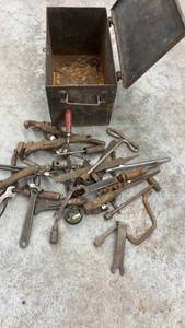 lot 1844 image: Vintage Metal Toolbox with Assorted Hand Tools