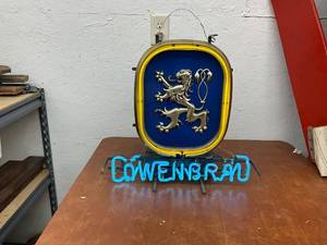 lot 1742 image: Lowenbrau Lion Neon Beer Sign