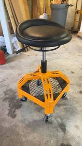 lot 1266 image: VEVOR Rolling Shop Stool with Adjustable Height and Tool Tray